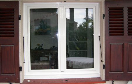 persiennes bois et fenêtre PVC